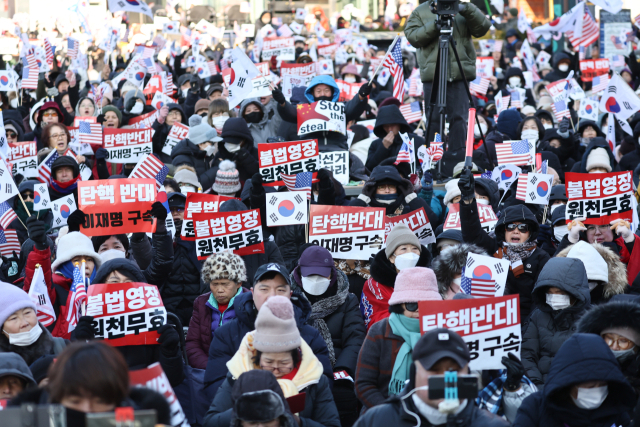 고위공직자범죄수사처가 윤석열 대통령에 대한 체포영장 집행에 나선 3일 서울 용산구 한남동 대통령 관저 인근에 윤석열 대통령 지지자들이 모여 있다. 연합뉴스