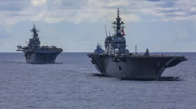 From right, the Japan Maritime Self-Defense Force helicopter carrier JS Izumo (DDH 183) and U.S. Navy Wasp-class amphibious assault ship USS Essex (LHD 2) sail in formation during Rim of the Pacific (RIMPAC) 2022. (July 28, 2022)