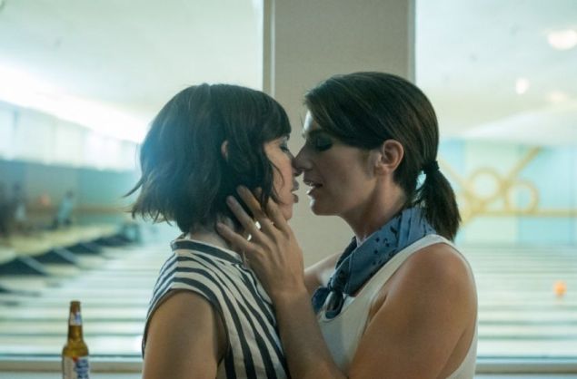 Syd (Carrie Brownstein) and Ali (Gaby Hoffman) get together on Transparent. (Amazon)