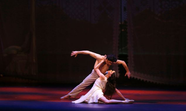 A duo of ballet dancers
