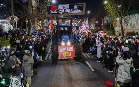 트랙터 시위대 총대장 "시민들 '경찰 차 빼' 구호에 눈물...이런 적은 처음" 