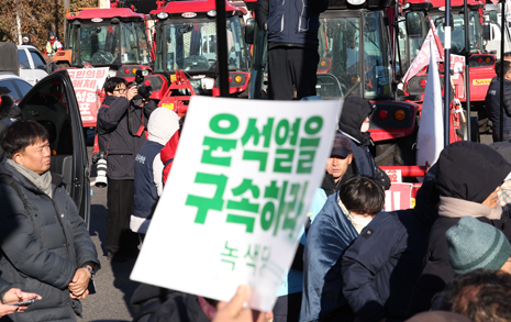 "윤석열 집앞이 열렸다, 무박2일 남태령대첩에서 승리" 