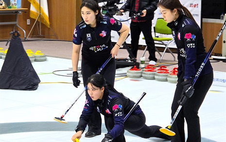 '평균 연령 21.5세' 팀이 1위... 요동치는 컬링 슈퍼리그 순위 싸움