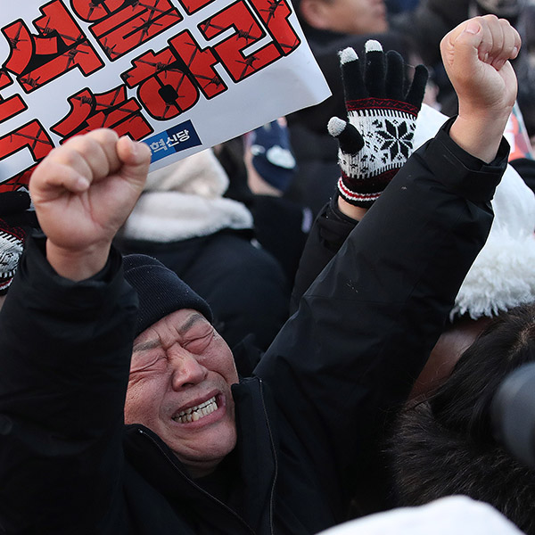 윤석열 탄핵 투표 가결, 환호하는 시민들