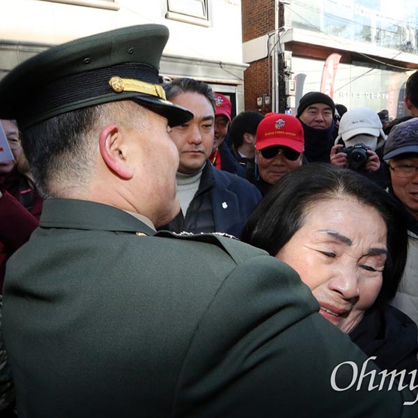 어머니와 포옹하는 박정훈 대령