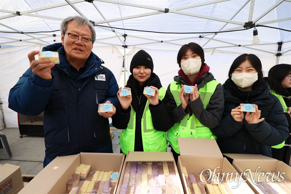  ‘윤석열 즉각퇴진 사회대개혁 4차 범시민대행진’이 28일 오후 서울 광화문앞에서 윤석열퇴진 비상행동 주최로 열렸다. 행사장에서 '전봉준투쟁단'이 '남태령대첩'에 함께해준 시민들에게 감사하는 뜻으로 오색떡을 나눠주고 있다.