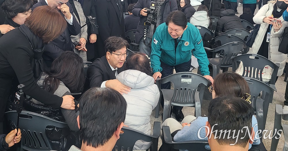  30일 오전 권성동 국민의힘 대표 권행대행 겸 원내대표가 전날 제주항공 여객기 사고가 발생한 전남 무안국제공항을 찾아 유가족을 위로하고 있다.