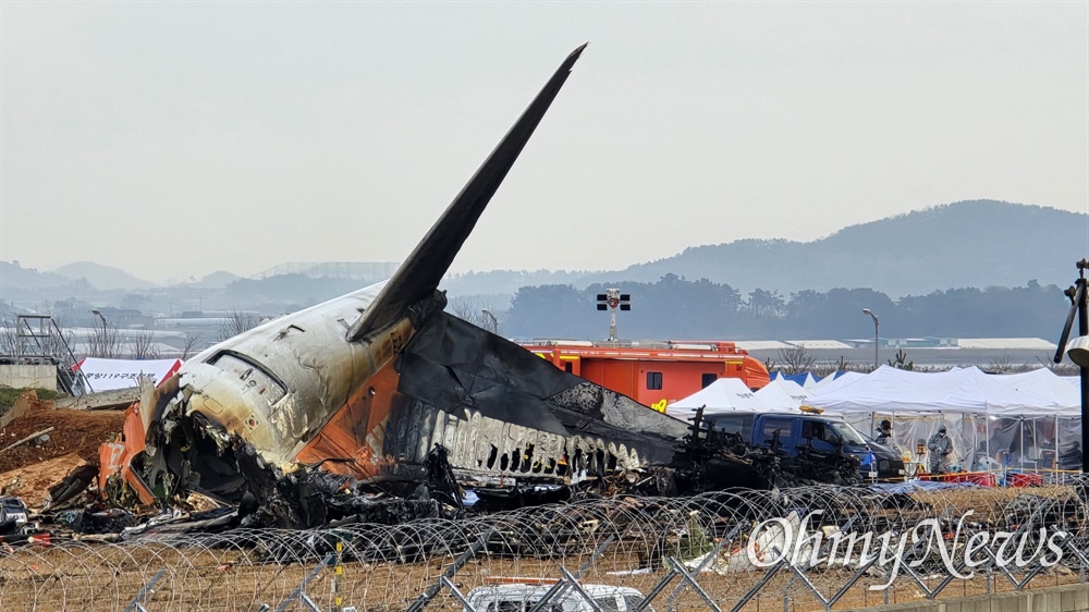  30일 오전 전라남도 무안군 무안국제공항 활주로 제주항공 여객기 폭발사고 현장에서 유류품 수색작업이 이뤄지고 있다.
