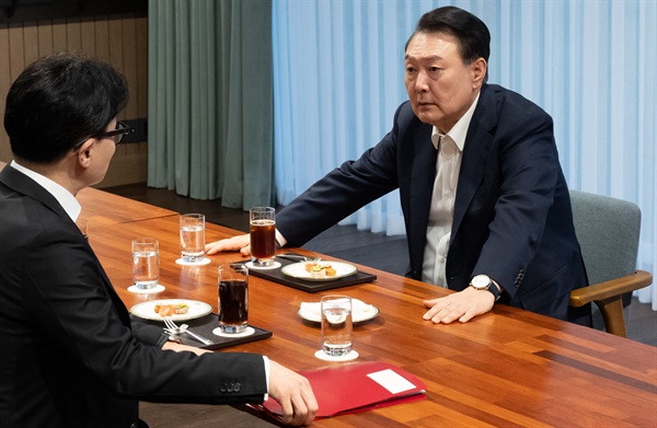 한동훈 대표와 마주 앉은 윤석열 대통령 윤석열 대통령이 서울 용산 대통령실 앞 파인그라스에서 국민의힘 한동훈 대표를 만나 대화하고 있다. 이 자리에는 정진석 대통령 비서실장이 배석했다. 2024.10.21 [대통령실 제공]