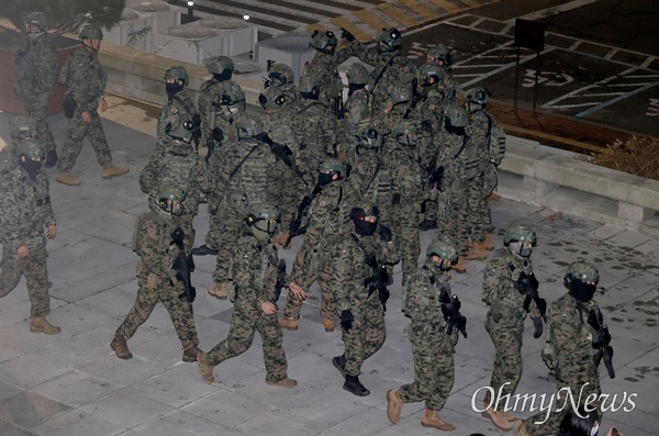  윤석열 대통령이 비상계엄을 선포한 가운데 4일 오전 서울 여의도 국회에 무장한 계엄군들이 투입되고 있다.