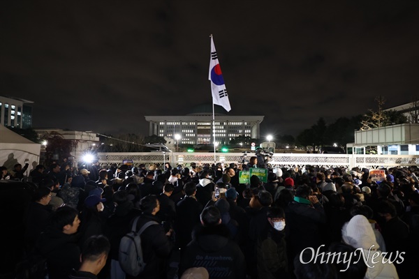  윤석열 대통령이 비상계엄을 선포한 뒤 국회가 비상계엄 해제 결의안을 통과시켰다. 수많은 시민들이 국회의사당 인근에 모였으나 경찰 등이 막아섰다.
