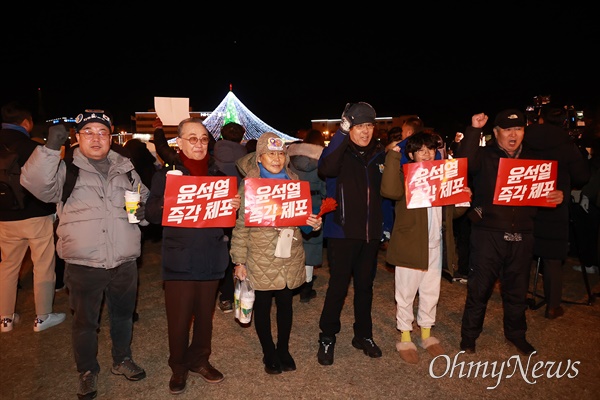  8일 저녁 창원시청 광장에서 연 “내란수괴 윤석열 탄핵-체포, 내란공범 국민의힘 해체, 창원시민대회”