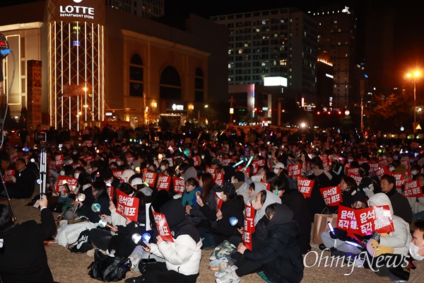  8일 저녁 창원시청 광장에서 연 “내란수괴 윤석열 탄핵-체포, 내란공범 국민의힘 해체, 창원시민대회”