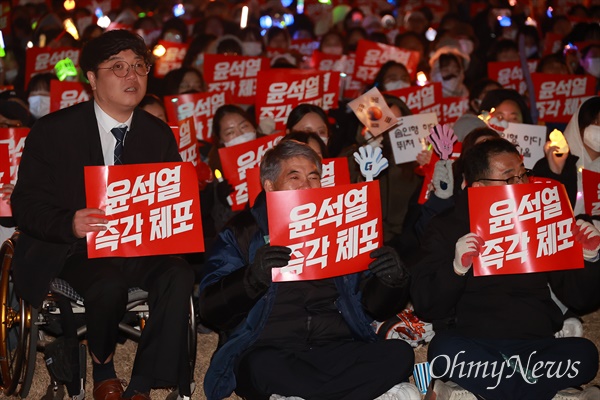  8일 저녁 창원시청 광장에서 연 “내란수괴 윤석열 탄핵-체포, 내란공범 국민의힘 해체, 창원시민대회”