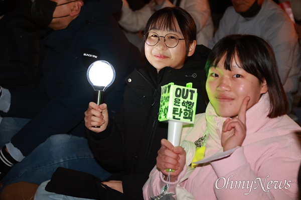  8일 저녁 창원시청 광장에서 연 “내란수괴 윤석열 탄핵-체포, 내란공범 국민의힘 해체, 창원시민대회”