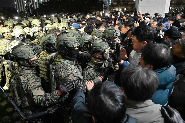  이상훈씨는 "내가 권익위에 진정을 낼 때 이 사람은 나라를 팔아먹을 사람이라고 했다. 이 사람은 높이 올라갈수록 위험한 사람이라고 했는데, 이번 내란 사태가 보여주듯 결과적으로 내 말이 맞았다"라고 말했다. 사진은 '12.3내란 사태' 당시 윤석열 대통령의 비상계엄 선포 직후 여의도 국회에 투입된 무장 군인들.