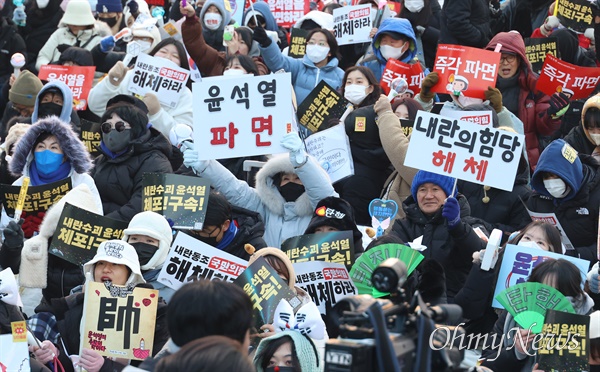 "저들에겐 총, 우리에겐 빛"… 8년 전 머문 '태극기', 진화한 '응원봉'