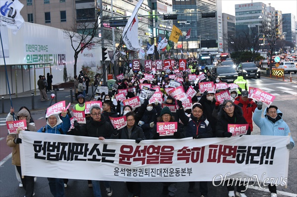 윤석열 파면 집회서 '큰절'로 사과한 대학교수, 왜?