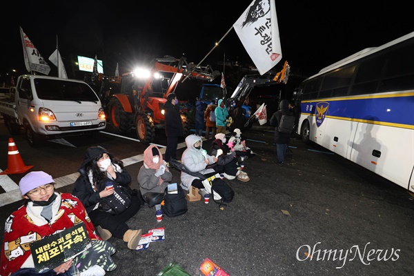 놀라 남태령 달려온 시민들, 그앞에 배달된 수십만원어치 닭죽