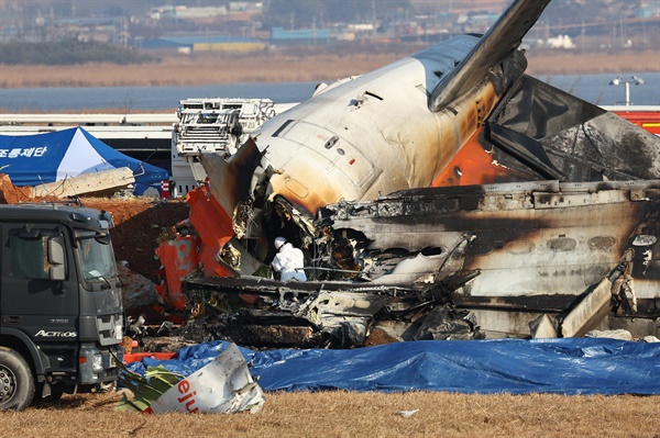  29일 전남 무안군 무안국제공항에서 발생한 제주항공 여객기 충돌 폭발 사고 현장에서 소방구급대원이 사고 여객기 내부를 수색하고 있다. 2024.12.29