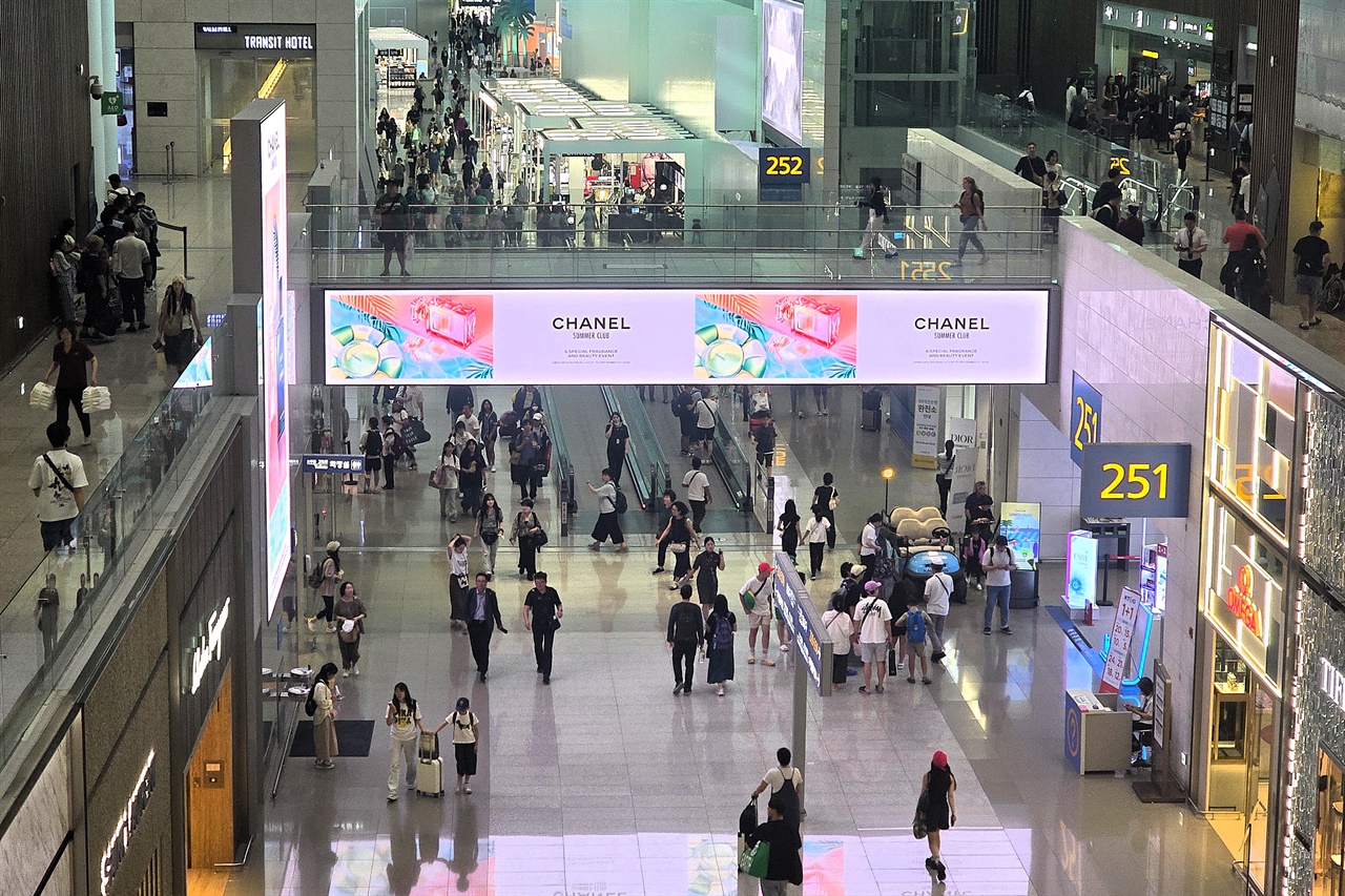  지난 7월 인천국제공항 제2여객터미널 면세구역에서 이용객들이 이동하고 있다. 2024년 항공 산업은 2019년 이후 최대 실적을 기록하지만, 연말 닥친 비극에 고개를 떨군 한 해가 되었다.