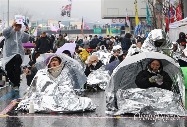 "눈 많이 온다" 일단 멈춘 공수처, 폭설 견딘 시민들만 또 거리 위에