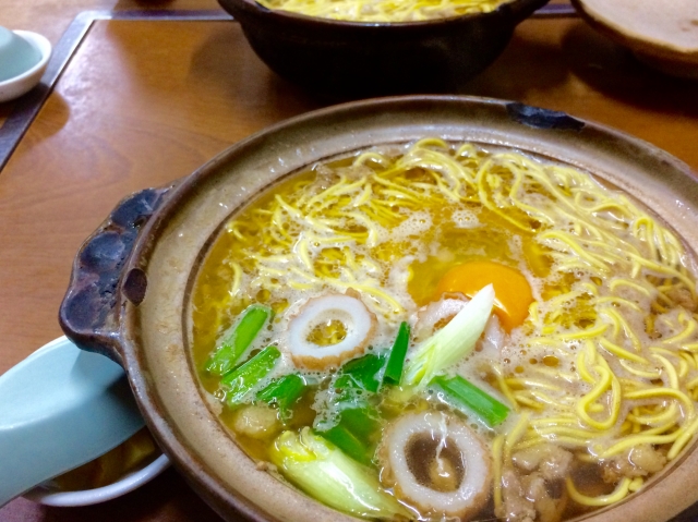 高知鍋焼きラーメンにもレンゲが添えてある！