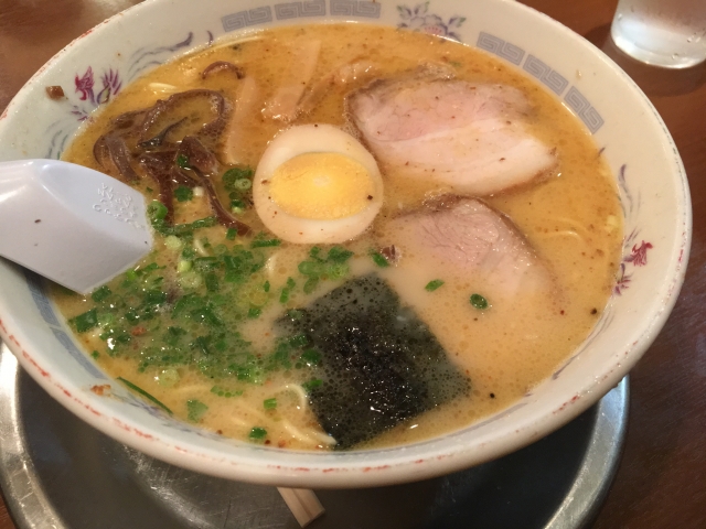 熊本ラーメンにもレンゲがついている