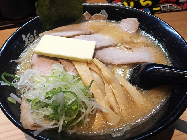 札幌味噌ラーメンの黒いレンゲ