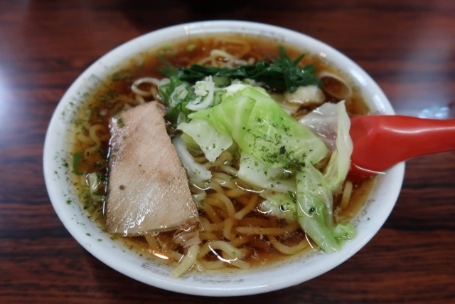 山形赤湯ラーメンの赤いレンゲ