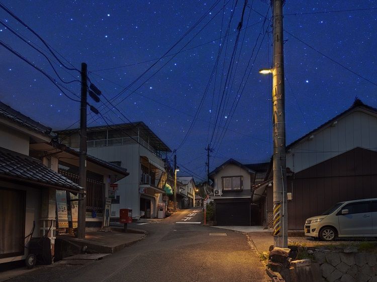 岡山県井原市美星町では、光害に対応した街灯で星空を守っている