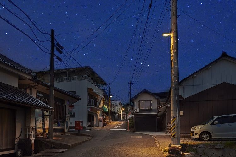 岡山県井原市美空町では、光害に配慮した街灯を設置して星空を守っている