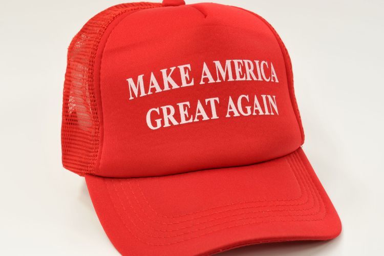 2016年米大統領選挙のトランプ陣営の選挙スローガン“MAKE AMERICA GREAT AGAIN"（MAGA）を書いた帽子