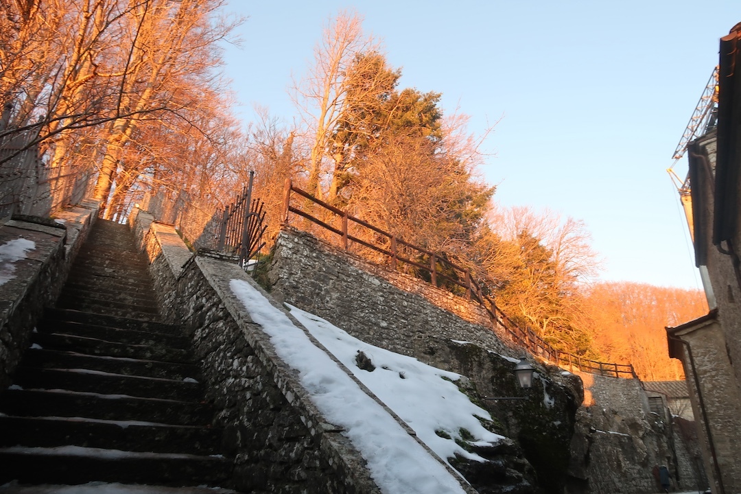 夕日浴び美しい雪のラヴェルナ修道院のプレゼーペとペンナ山_f0234936_23305297.jpg