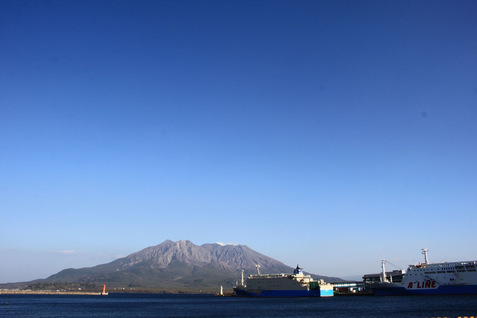 海辺の風景（５２９）。（桜島）（沖縄航路）（鹿児島新港）_c0368903_16315595.jpg