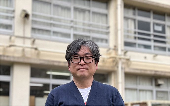 渋谷区立千駄谷小学校 主幹教諭 鍋谷正尉さん。小学校講師、図書館勤務、会社員を経て、2004年より東京都公立学校勤務。小学校教員の傍ら、自治体の教員向けICT研修の運営に参加し、エンジニアとして教育用コンテンツなどを開発している。全国の自治体で教員向けワークショップや、PTA向け講演なども行う。