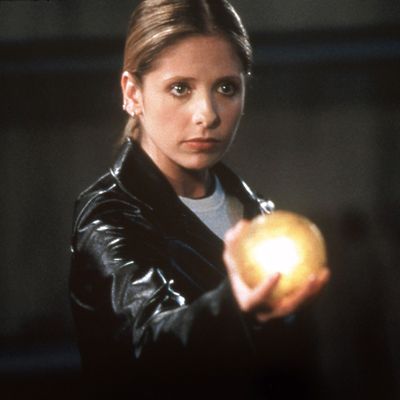 BUFFY THE VAMPIRE SLAYER, Sarah Michelle Gellar (holding ‘The Dragon Sphere’), ‘The Gift’, (Season 5