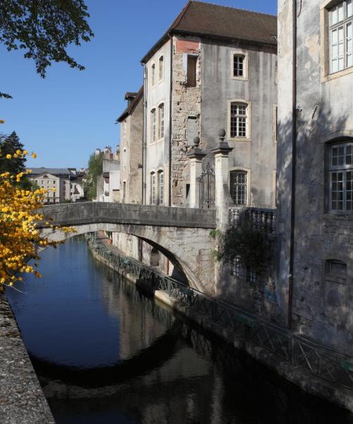 Čudovit pogled na mesto Lons-le-Saunier