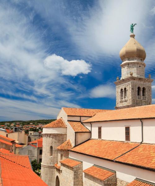 Rijeka Havaalanı noktasına yakın Krk şehrinden güzel bir manzara