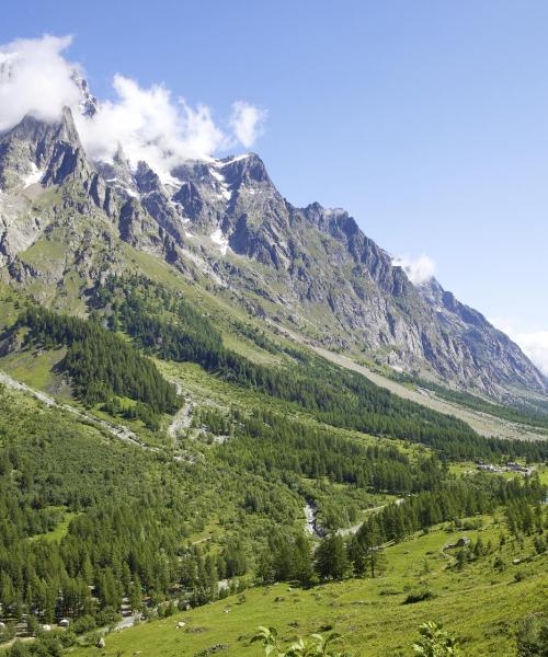 Corrado Gex Havaalanı noktasına yakın Aosta şehrinden güzel bir manzara