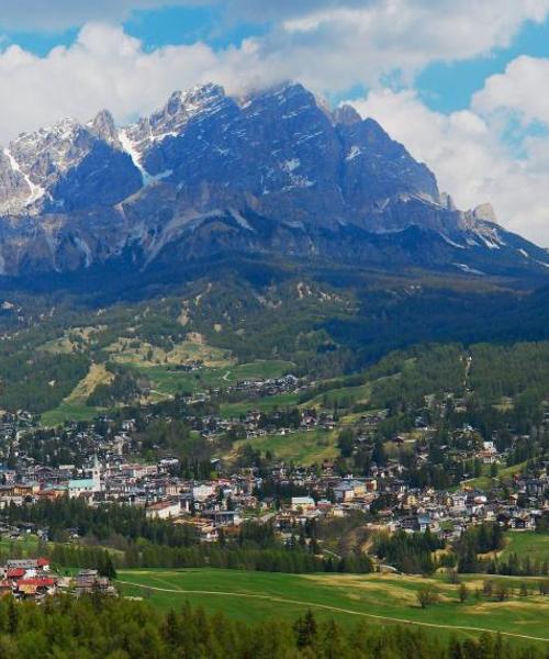 Paisaje espectacular de Cortina dʼAmpezzo, una ciudad popular entre nuestros usuarios