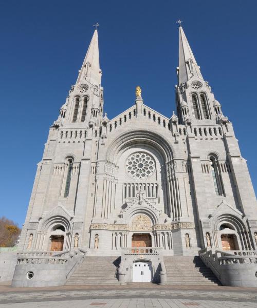 Uma bela vista de Sainte-Anne-de-Beaupré – uma cidade popular entre os nossos utilizadores