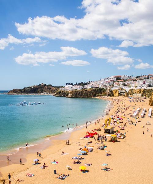 Una bonita panorámica de Albufeira, una ciudad popular entre nuestros usuarios