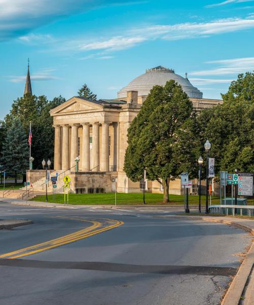 Čudovit pogled na mesto Plattsburgh v bližini letališča Letališče Plattsburgh International