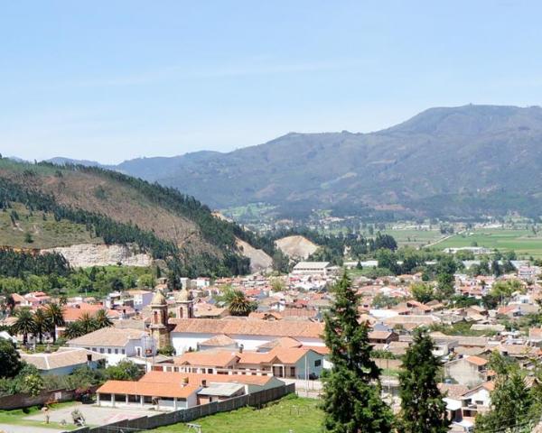 Čudovit pogled na mesto Tibasosa