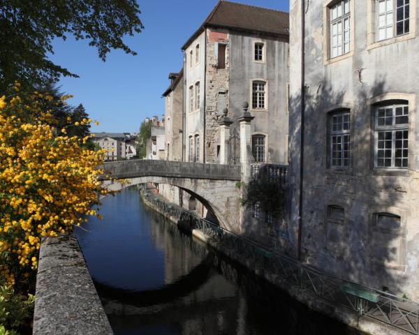 Красивый вид города Lons le Saunier