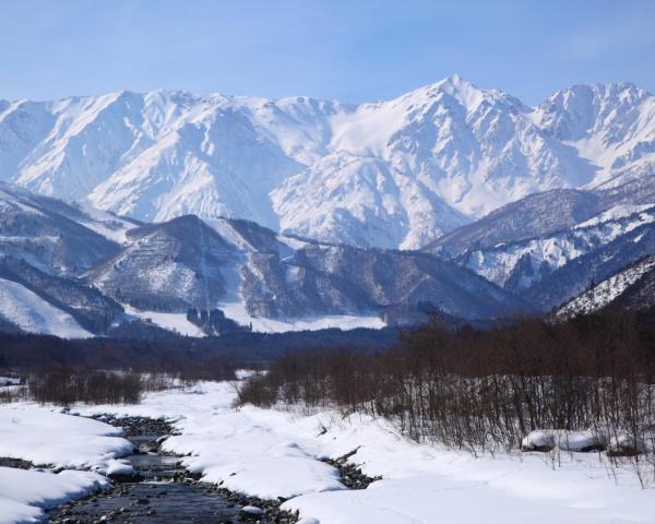 Krásny pohľad na mesto Hakuba