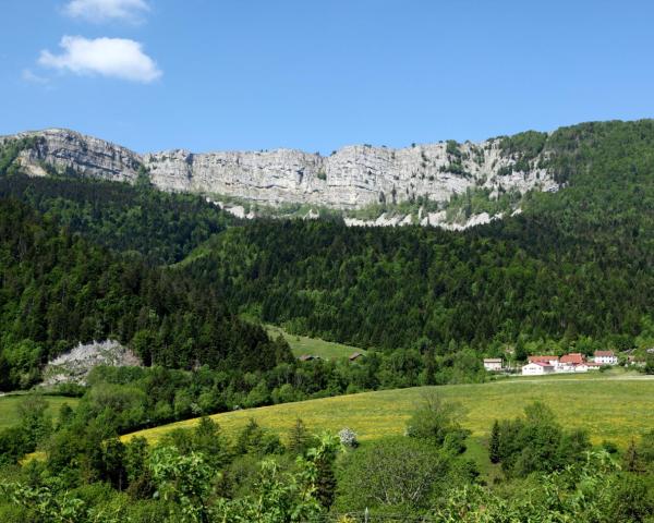 Красивый вид города Poligny