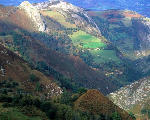 Krásny pohľad na mesto Arenas de Cabrales