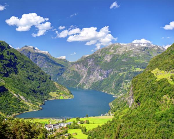 Prelep pogled na grad Geiranger